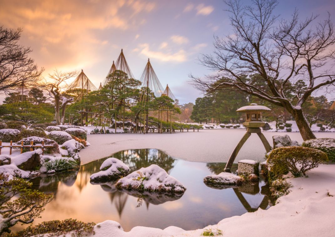 Escena de un parque nevado en los jardines Kenrokuen de Japón en Ishikawa en invierno