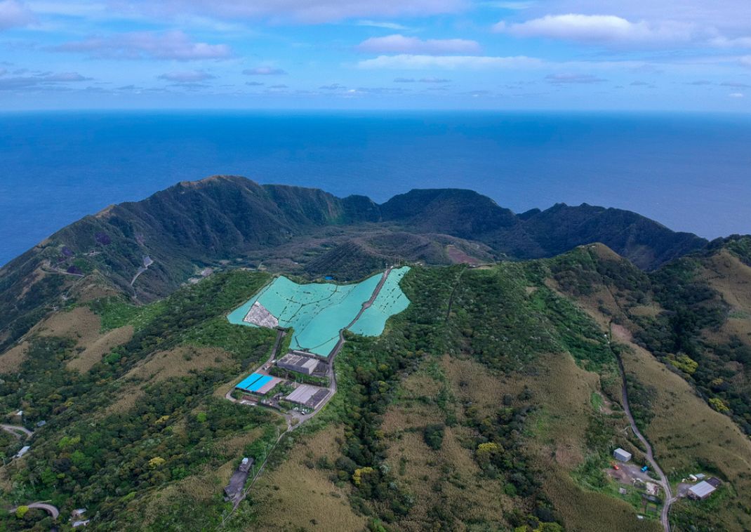 Montaña volcánica con doble caldera aislada en Aogashima, Tokio, Japón