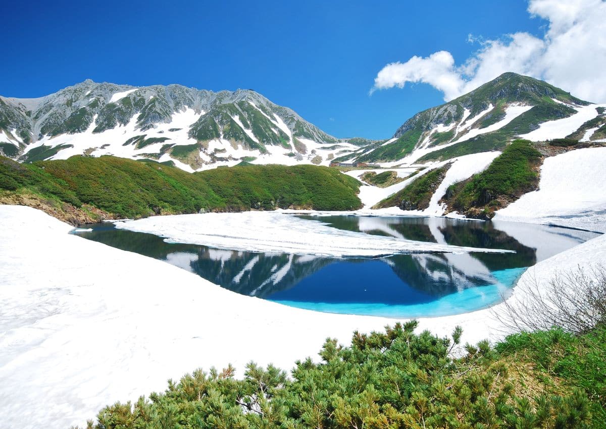 Paisaje alpino cerca de Tateyama en primavera