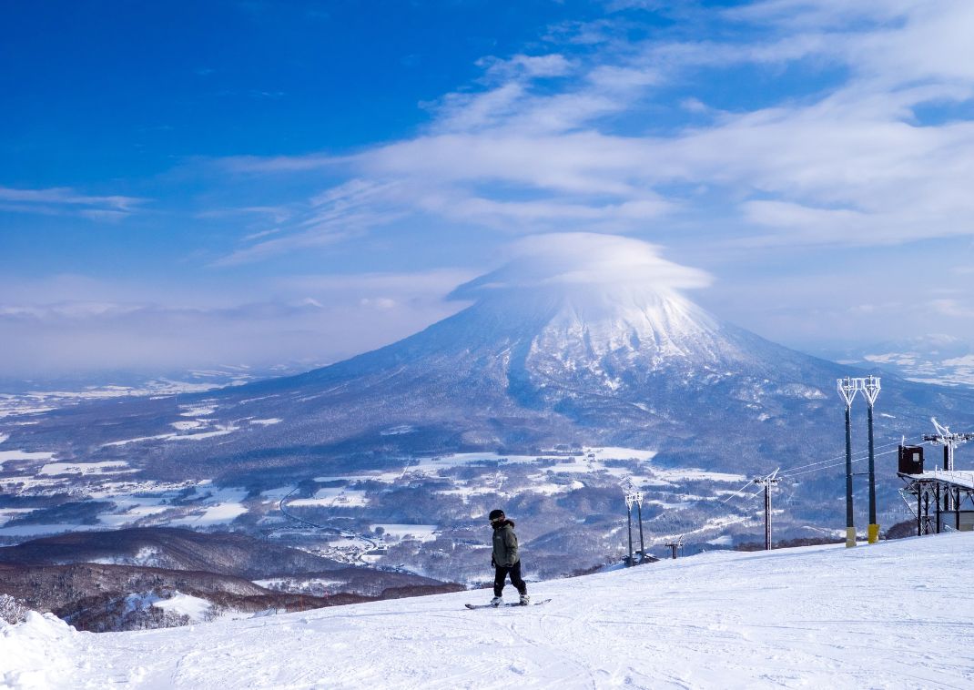 Volcán al fondo de la estación de ski de Hokkaido, Japón