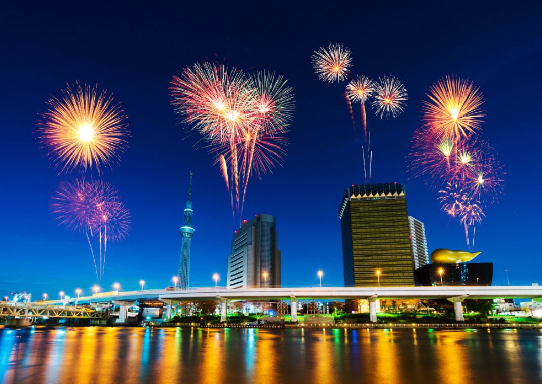 Festival de verano en Tokio, fuegos artificiales sobre el río Sumida