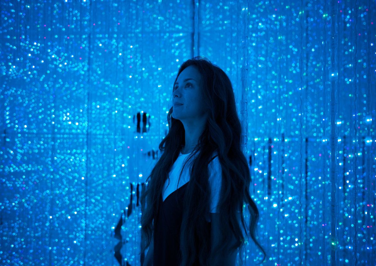Mujer en la exposición teamLab, Japón