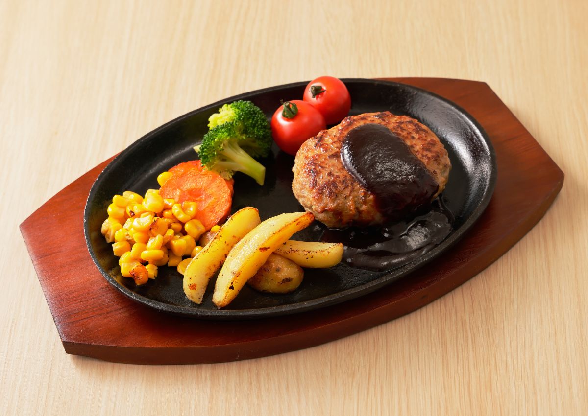 Hamburguesa con guarnición típico de los Family restaurants de Japón