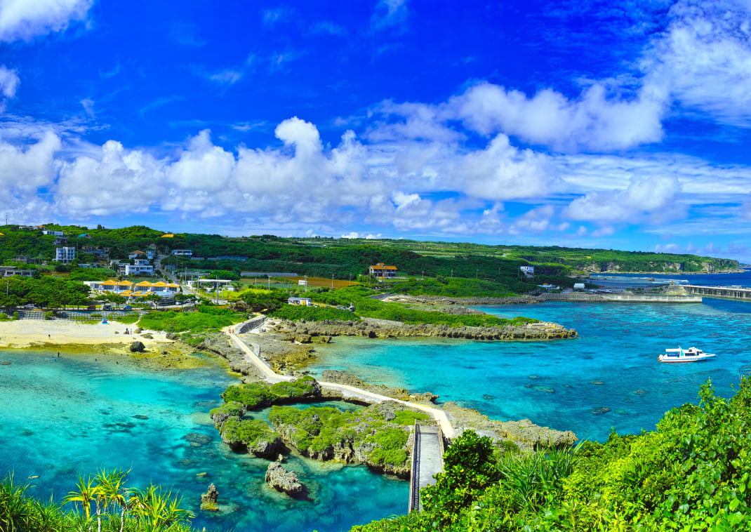 Isla Miyako en verano, vista aérea del hermoso paisaje, con barcos turísticos
