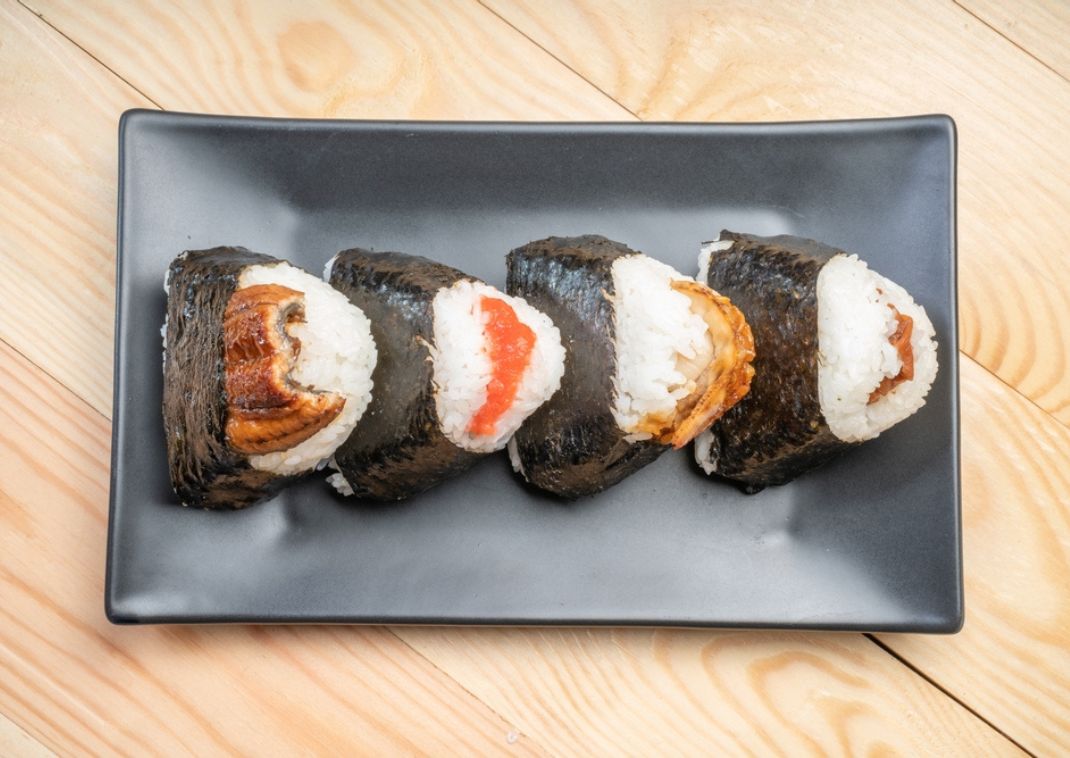 Bolas de arroz japonesas de diferentes sabores