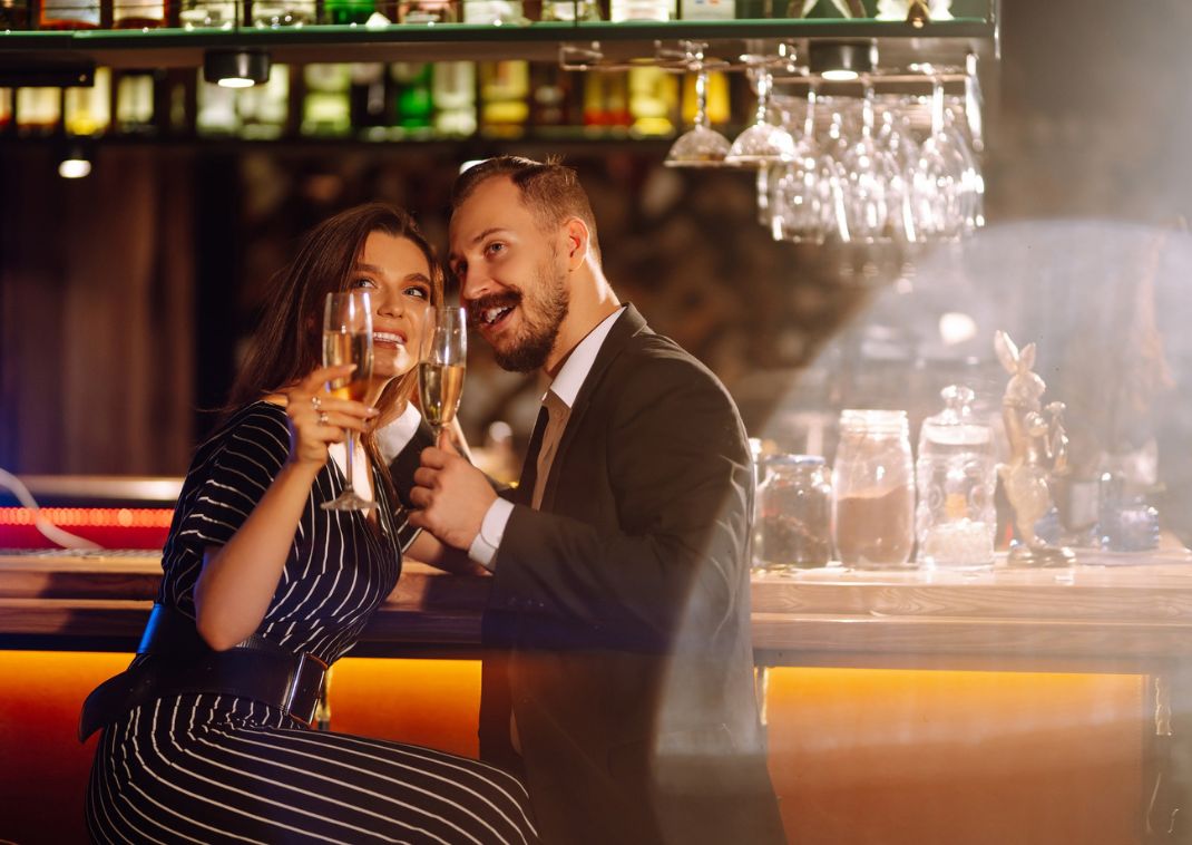 Pareja disfrutando de unas copas