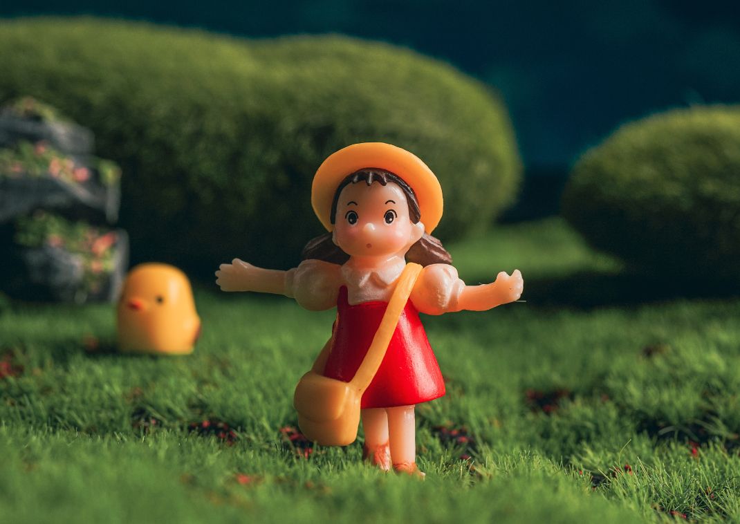 Figurita de Mei de Mi vecino Totoro sobre un fondo cubierto de musgo