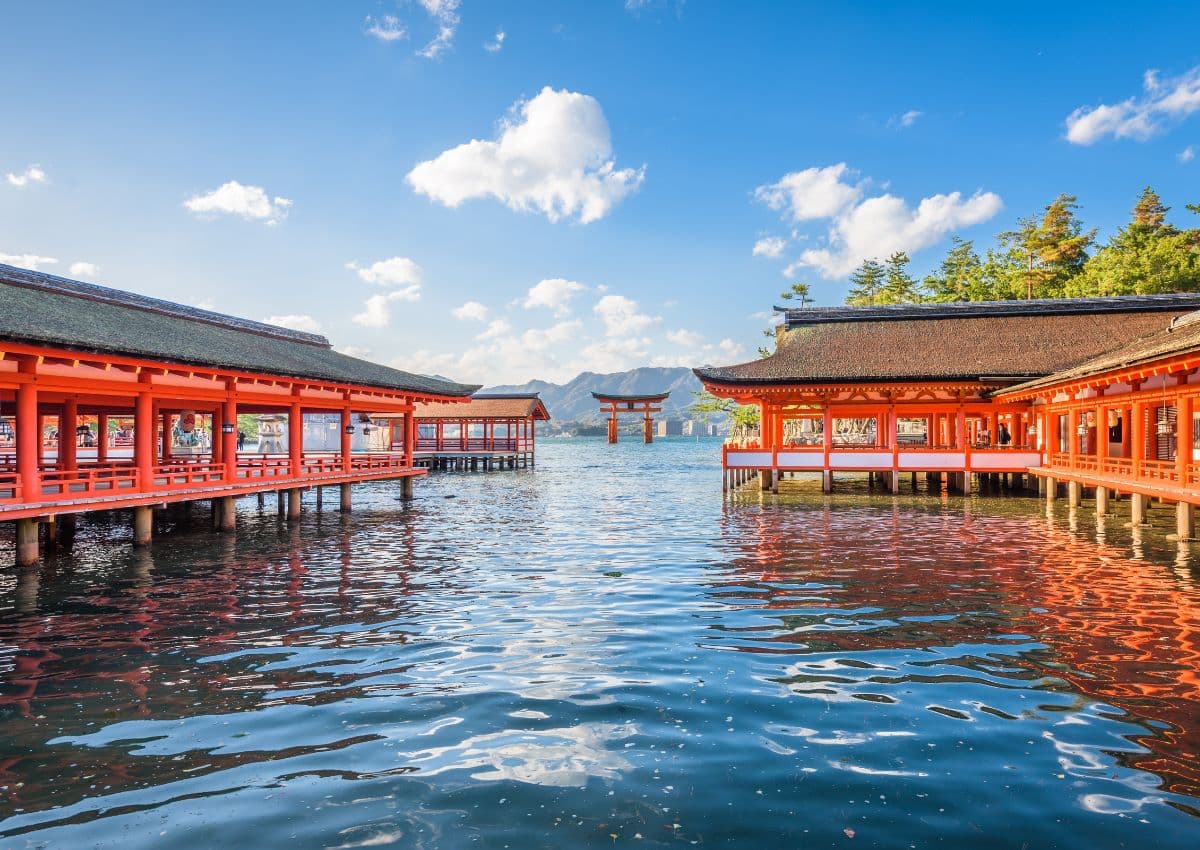 Gran Torii en el Santuario de Itsukushima, Japón