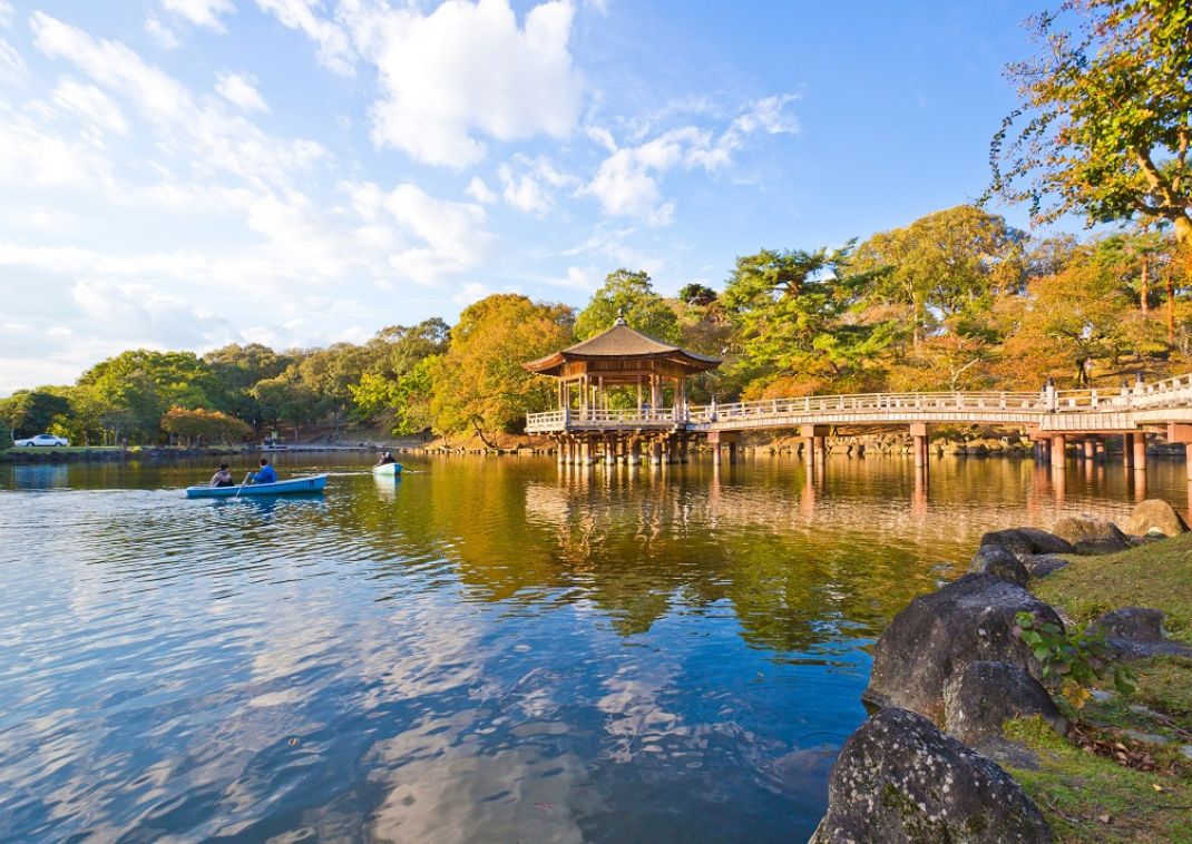 Estanque de Ara en el jardín Yoshiki-en, Nara, Japón