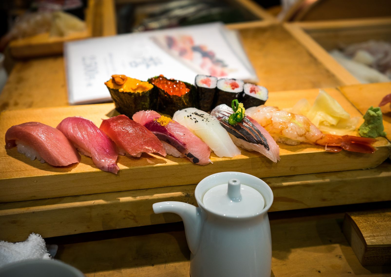 Sushi fresco en el mercado de Tsukiji, Tokio