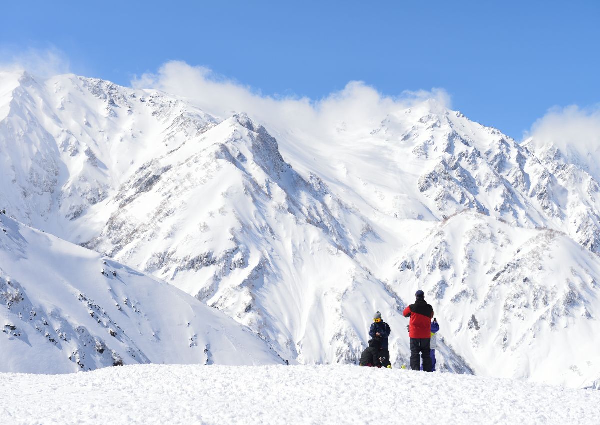 Esquiadores avanzados en la estación de esquí de Cortina, Hakuba, Japón