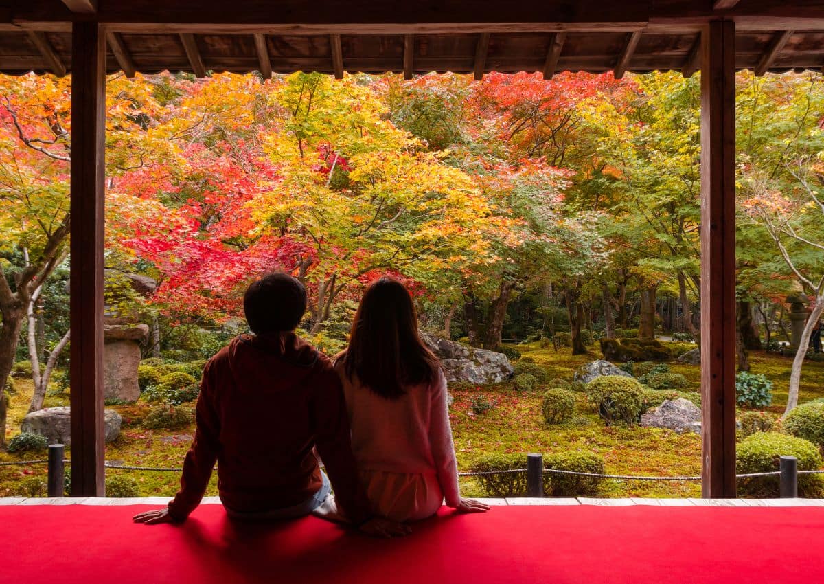 Pareja relajándose en el templo Shoryaku-ji, Nara, Japón