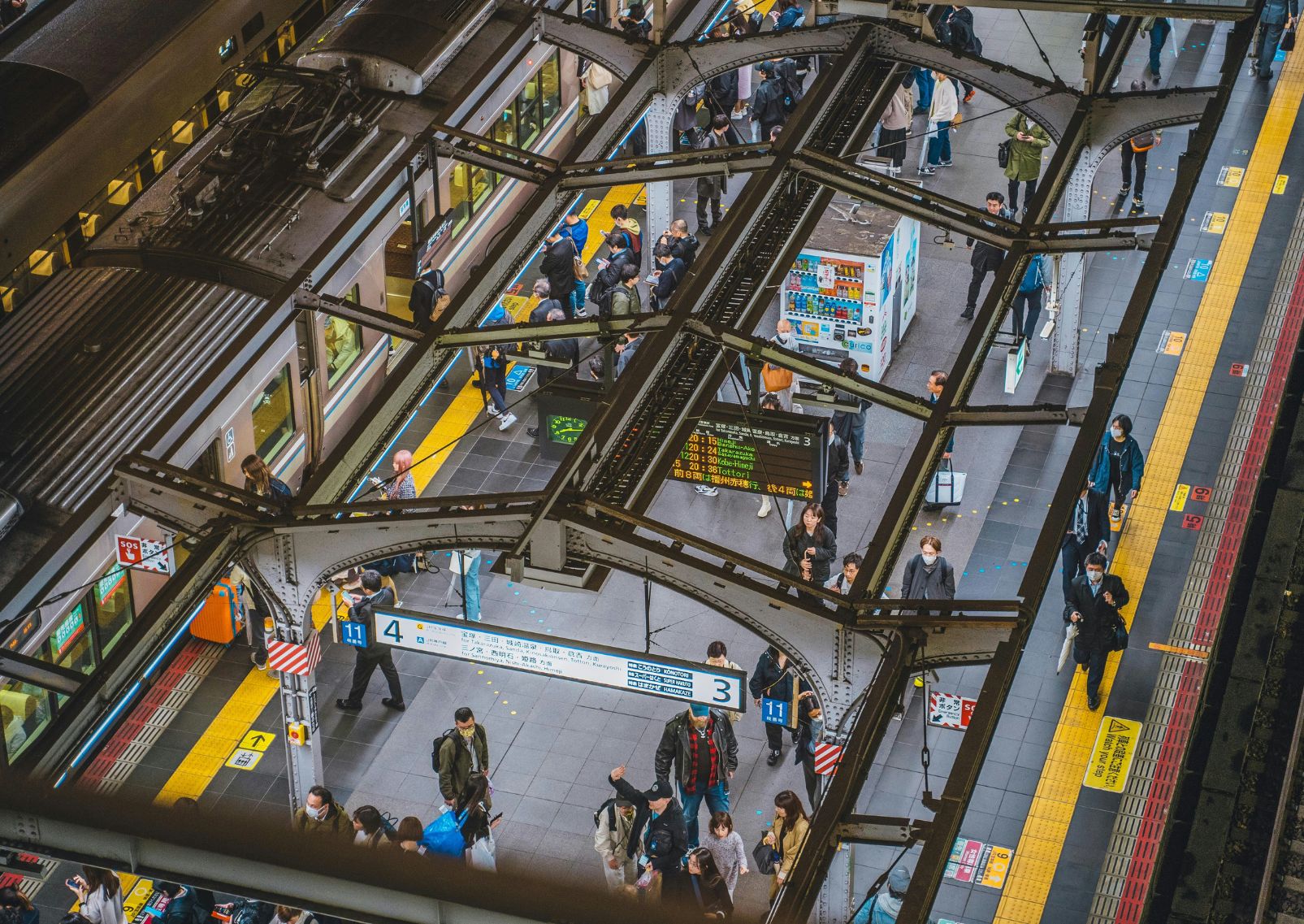  Turistas en el andén de la estación de Tokio en Tokio, Japón