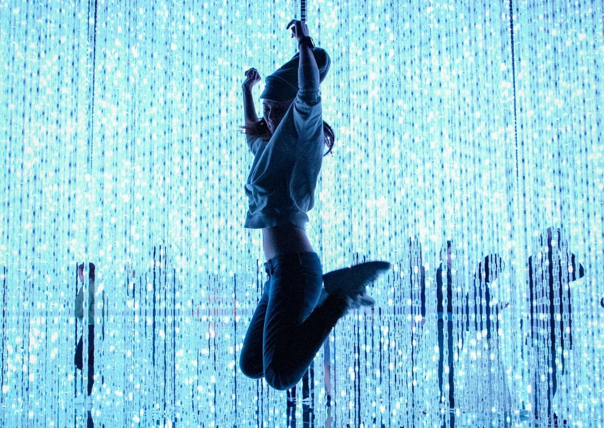Una mujer saltando en el TeamLab de Tokio, Japón