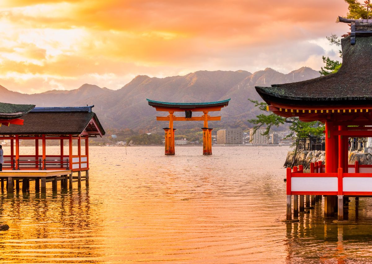 Torii flotante de Miyajima al atardecer, Japón