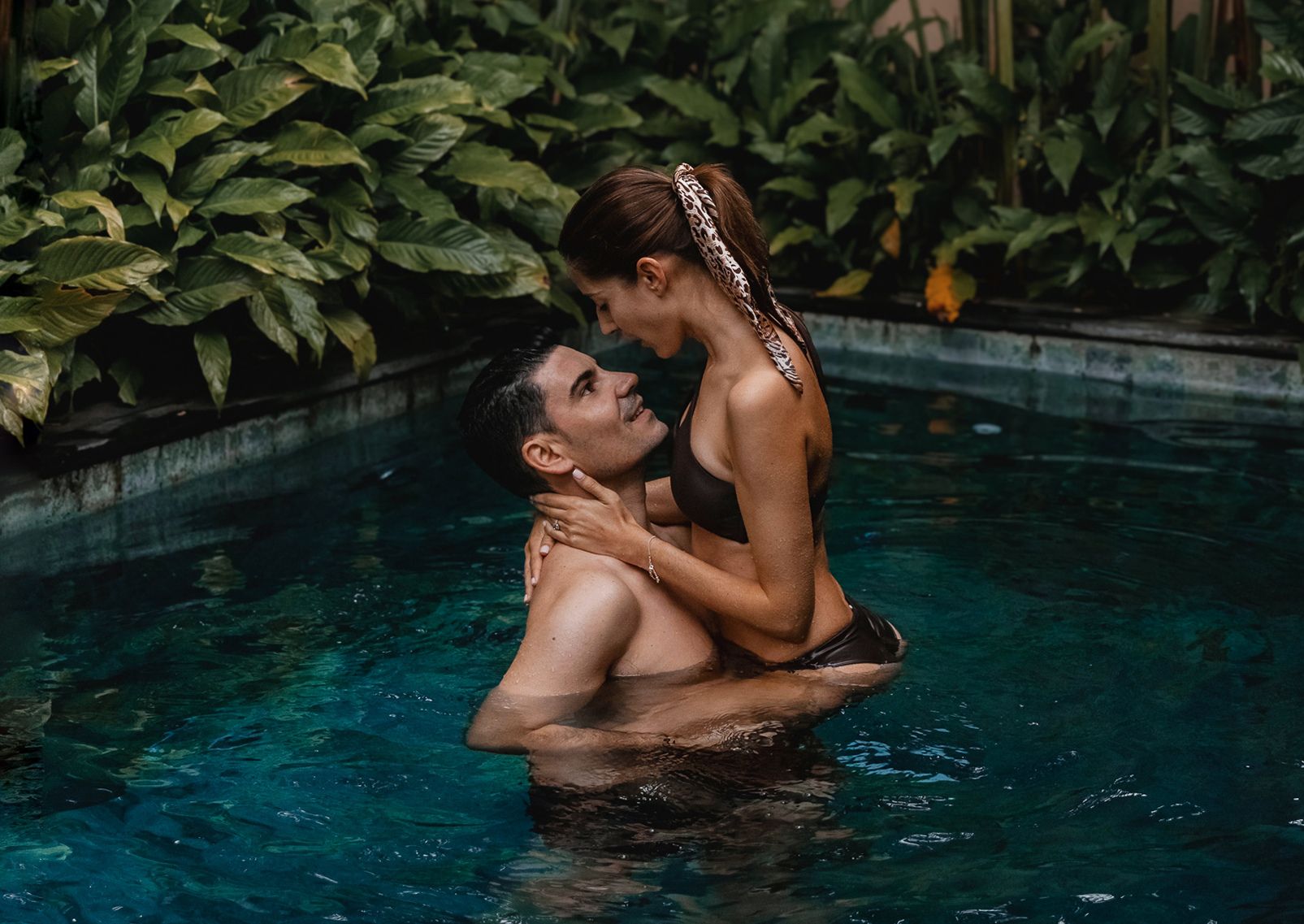 Sandra y su marido en una piscina de un resort en Bali.