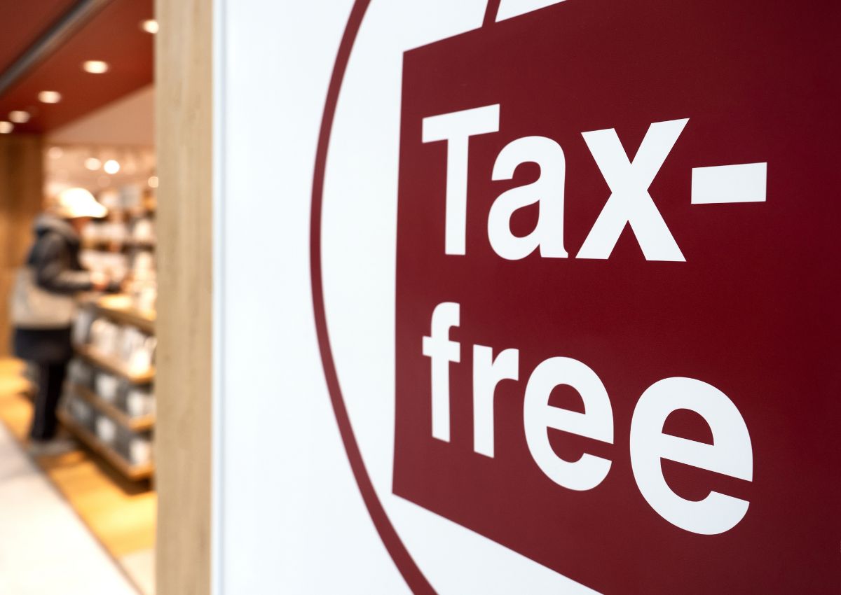 Un cartel de tax-free en una tienda de ultramarinos