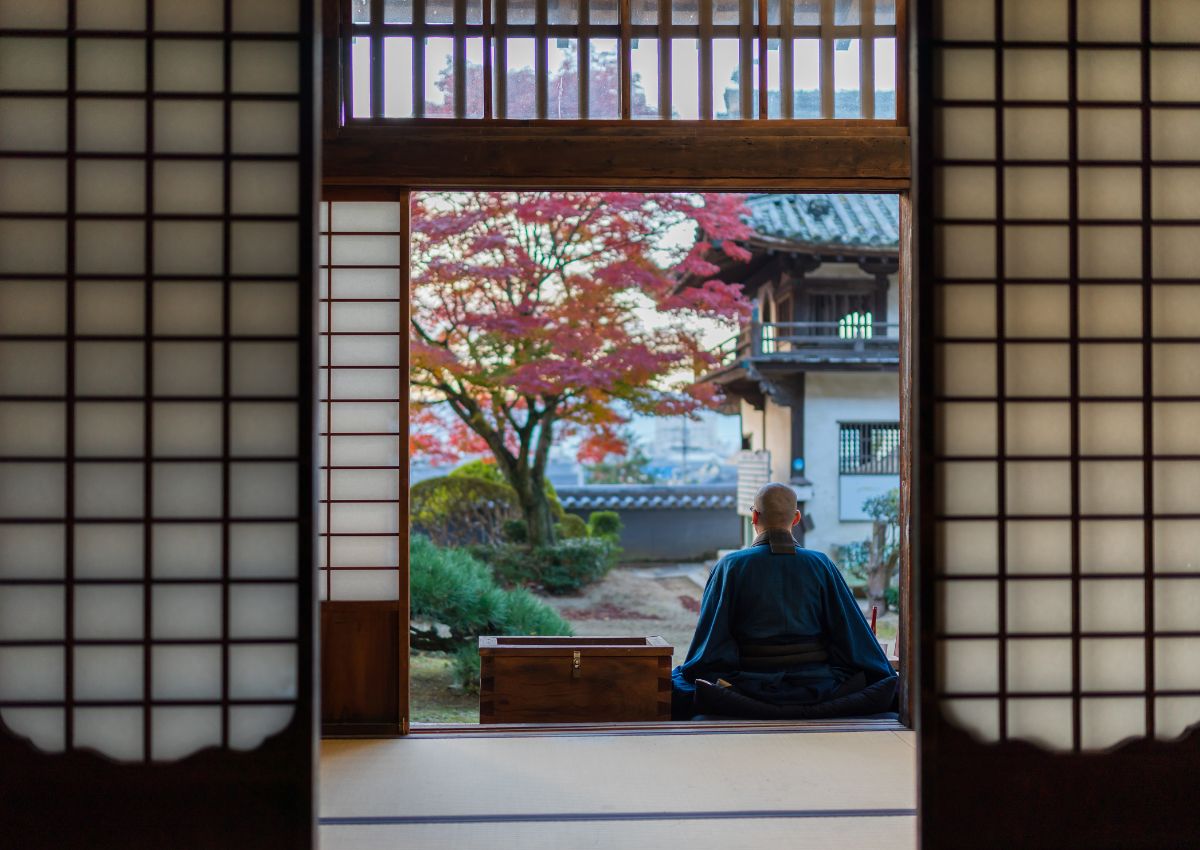 Monje budista japonés en Kioto observando el paisaje otoñal