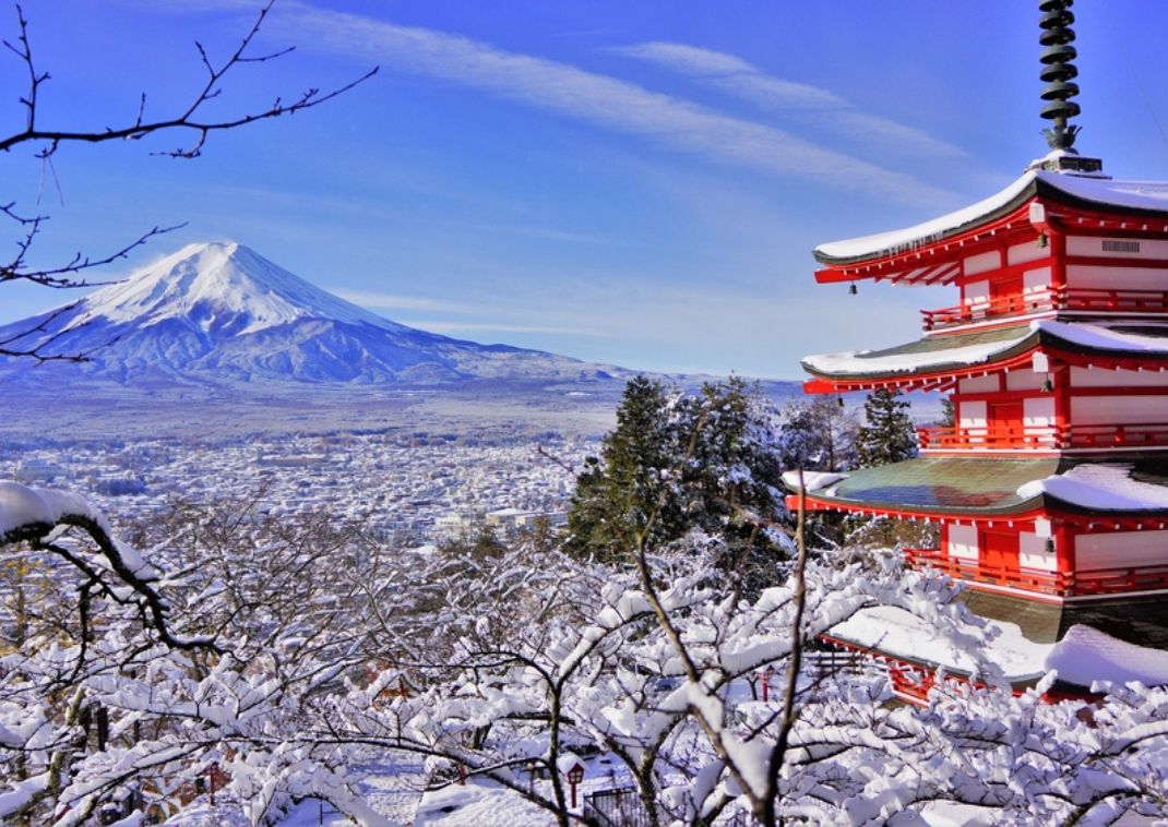 Pagoda Chureito con el fondo del Monte Fuji durante el invierno.