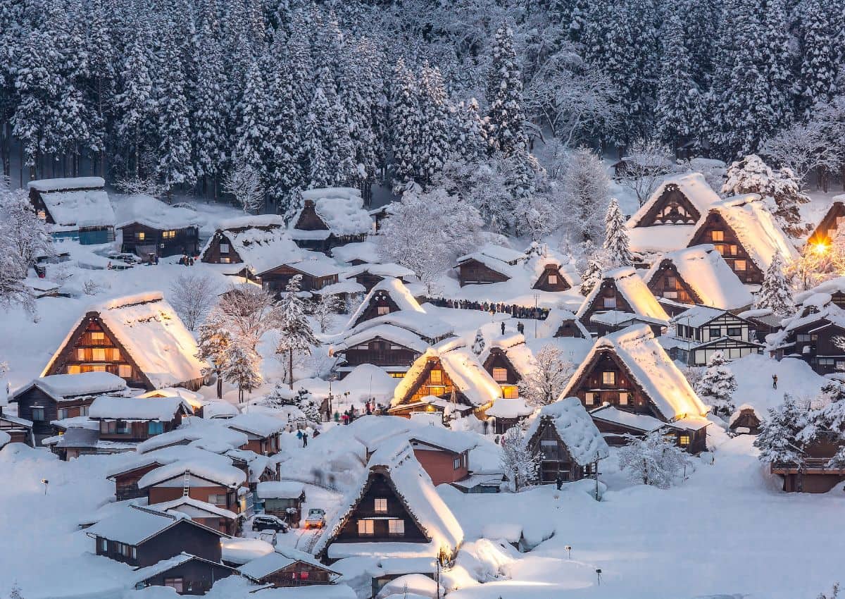 Aldea de Shirakawago en Japón después de una nevada de invierno