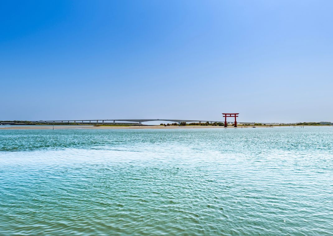 Puerta torii roja de Bentenjima, Hamamatsu, Japón