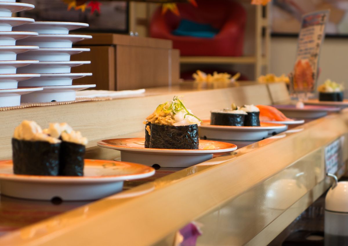 Diferentes tipos de sushi en platos pequeños