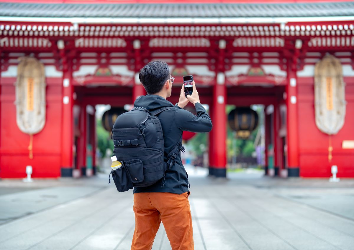 Turista visitando Asakusa con mochila