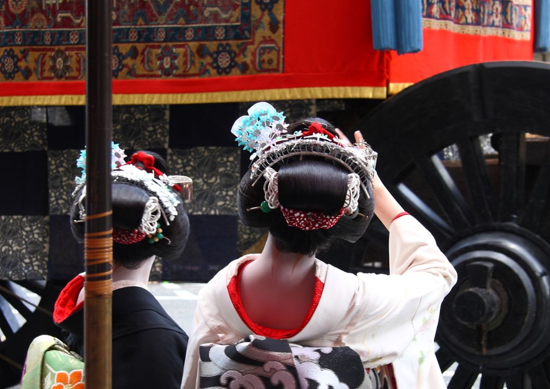 Geishas en el Festival de Gion, Kioto, Japón  