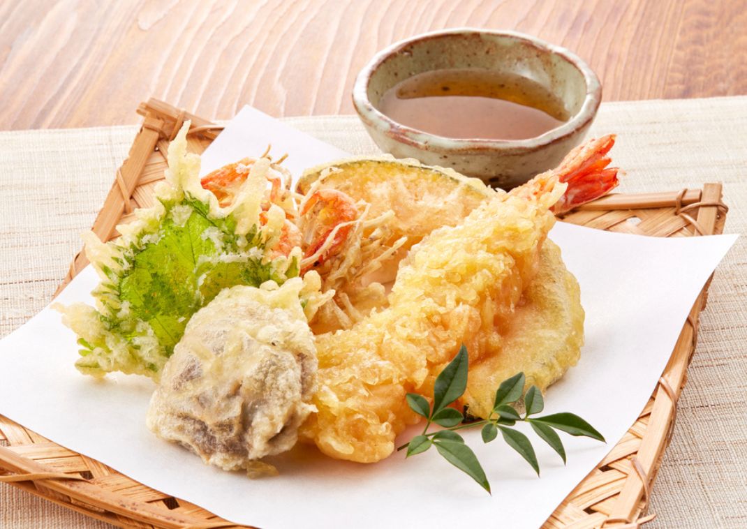  Tempura japonesa servida con salsa.