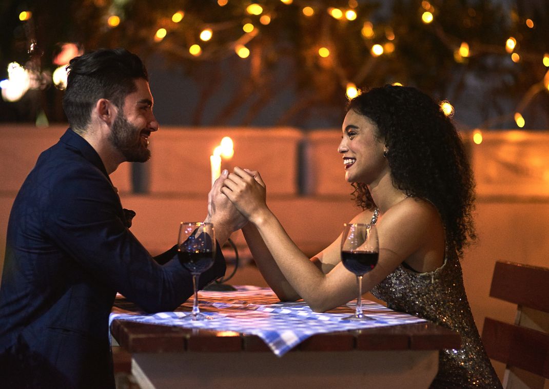 Pareja disfrutando de una cena romántica con vistas a la Torre de Tokio