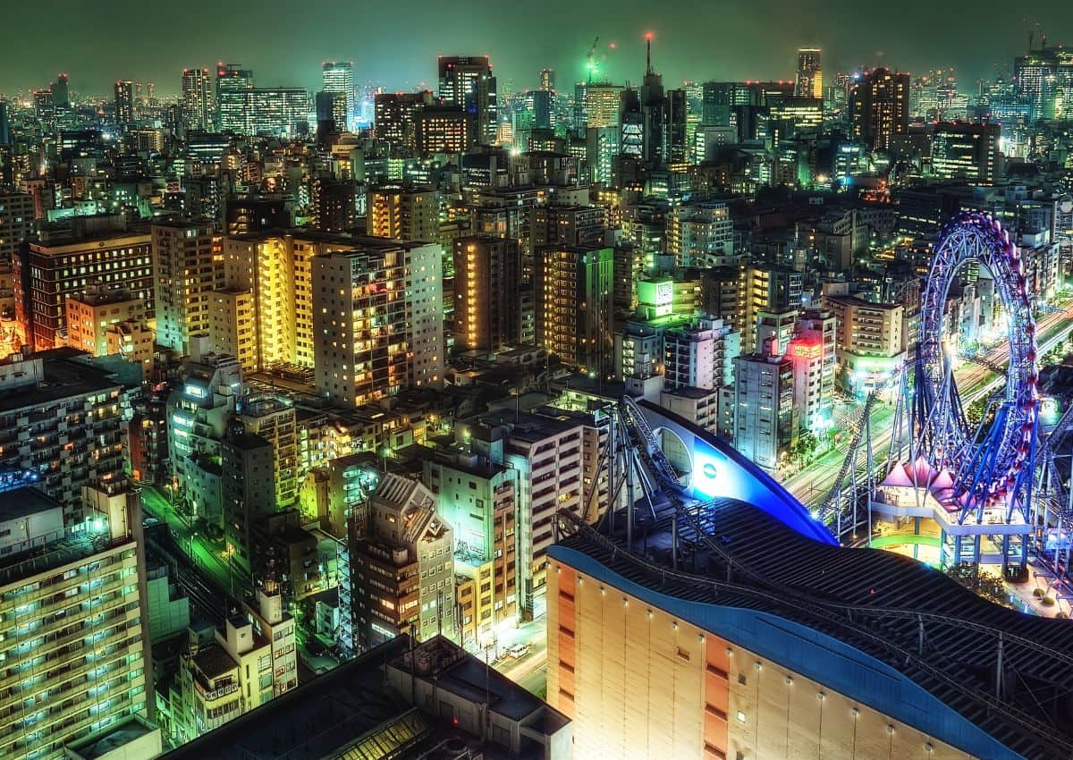 Vista nocturna de Tokio incluyendo el Tokyo Dome City