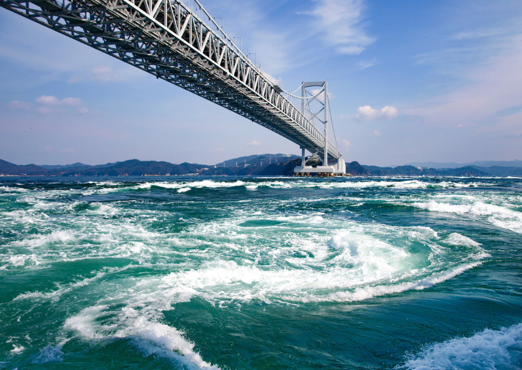 Impresionantes remolinos de Naruto en la prefectura de Tokushima, Shinkoku, Japón.