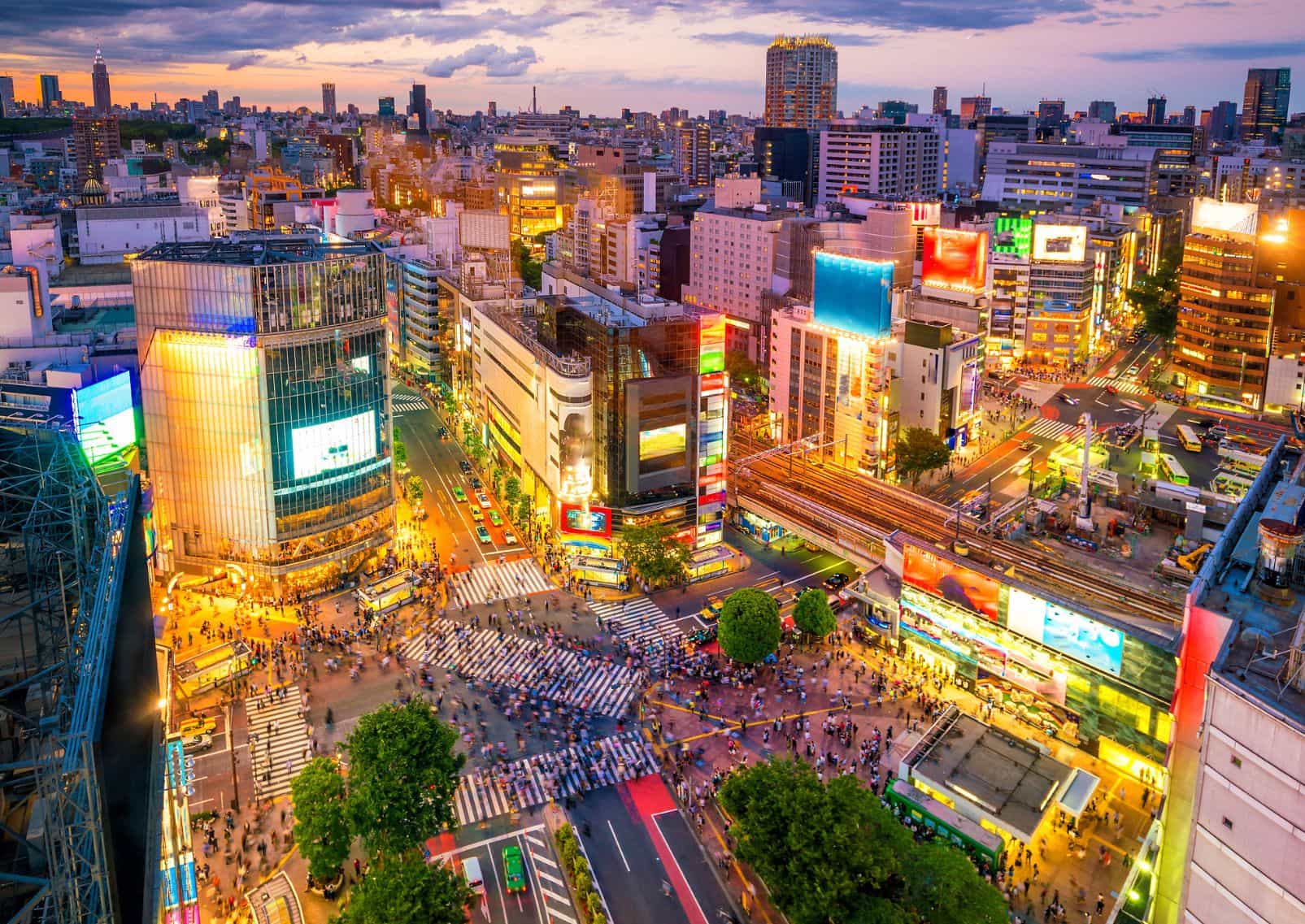 El cruce de Shibuya por la tarde, con mucha gente y edificios