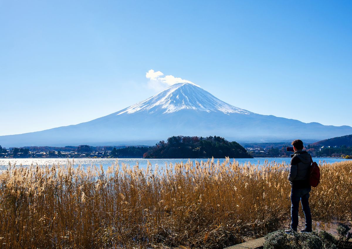 Joven en medio de la hermosa naturaleza del monte Fuji en Yamanashi, Japón