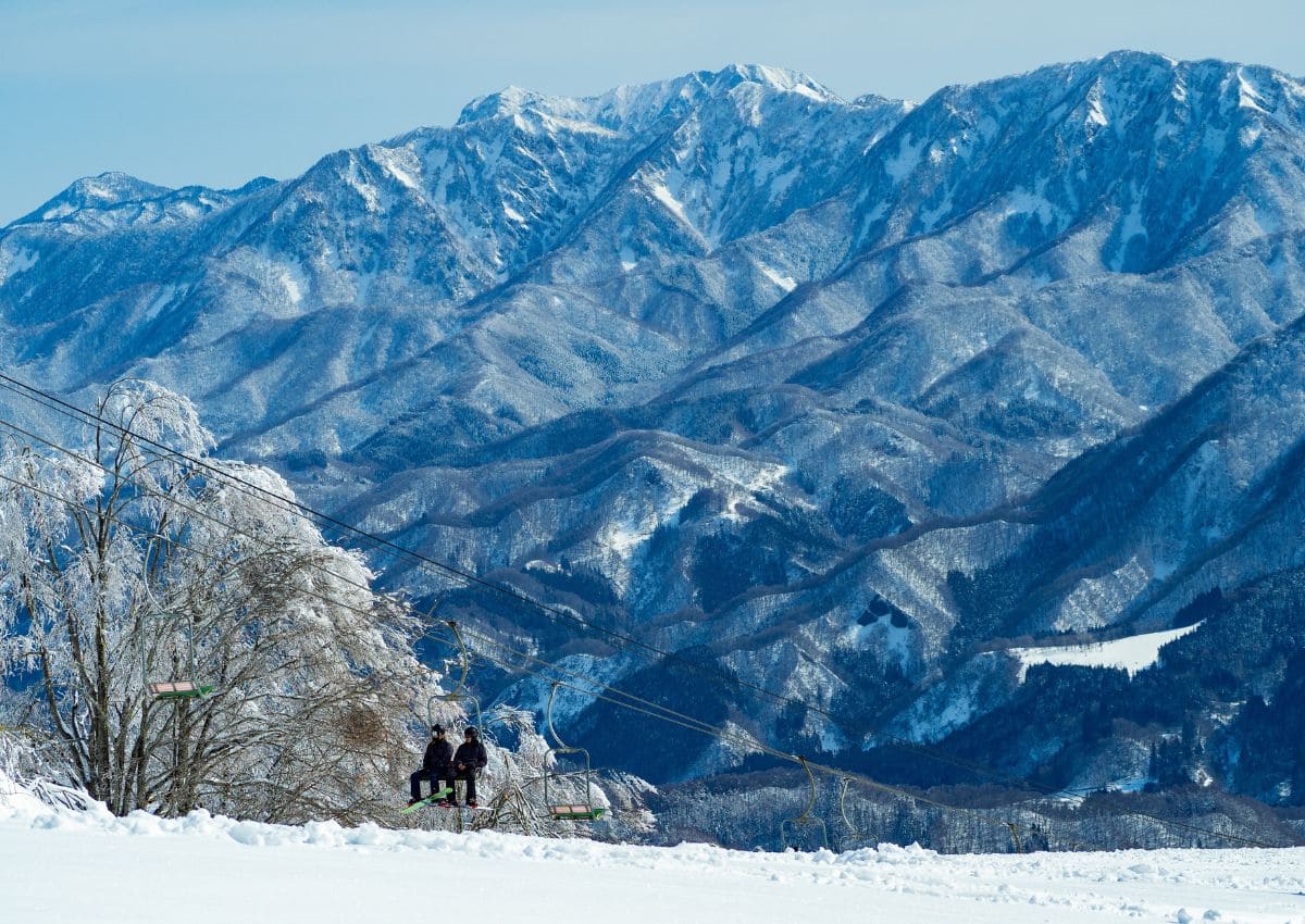 Estación de esquí Hakuba Iwatake en invierno, Japón