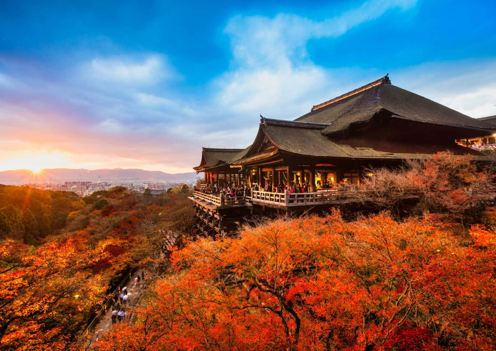 Colores otoñales en el templo Kiyomizu-dera, Kioto, Japón