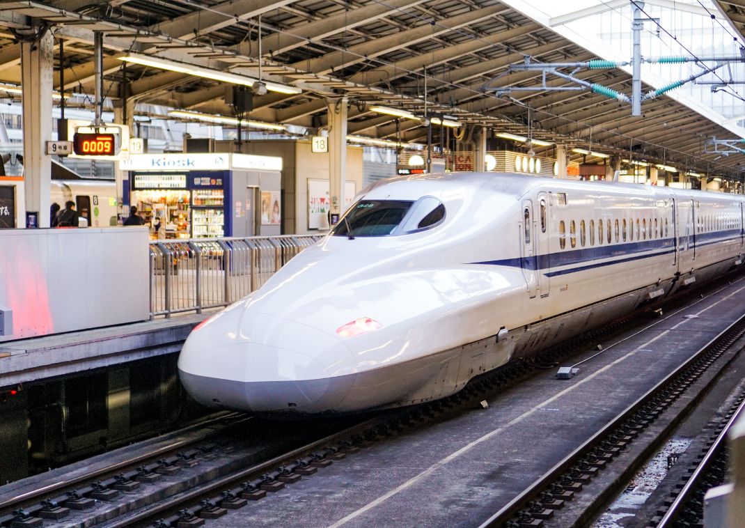 Tren bala Shinkansen entrando en el andén de la estación de Tokio