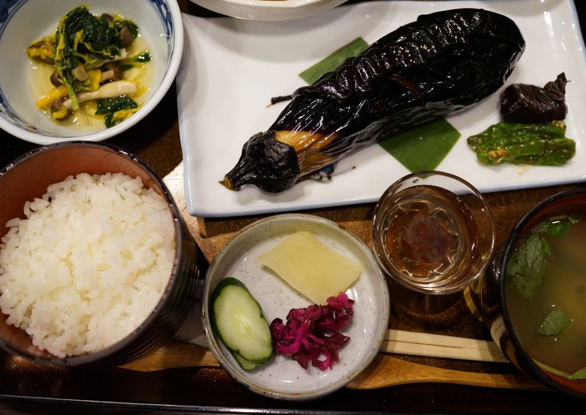 Platos tradicionales japoneses en la cena de un templo budista