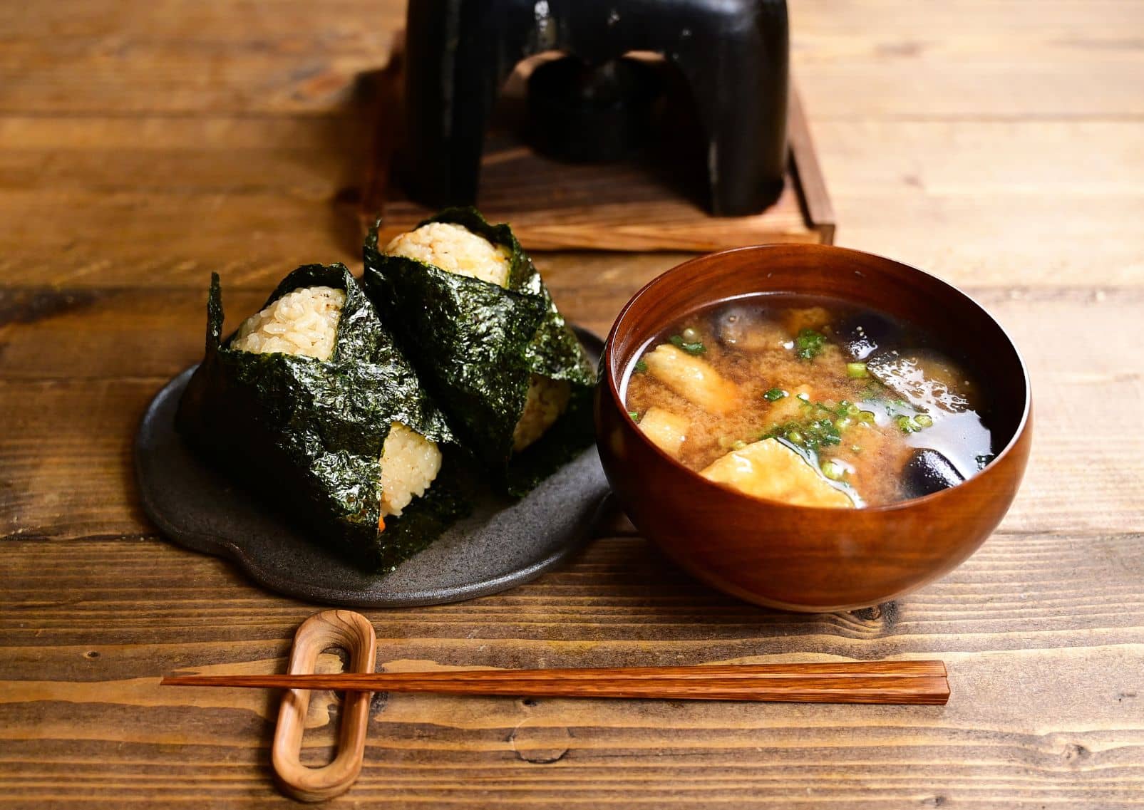 Sopa de miso japonesa acompañada de onigiris