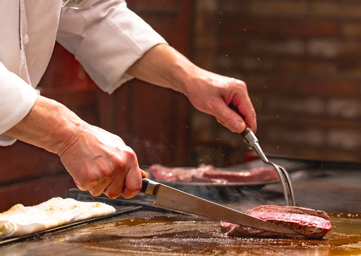 Chef japonés preparando wagyu estilo teppanyaki de carne