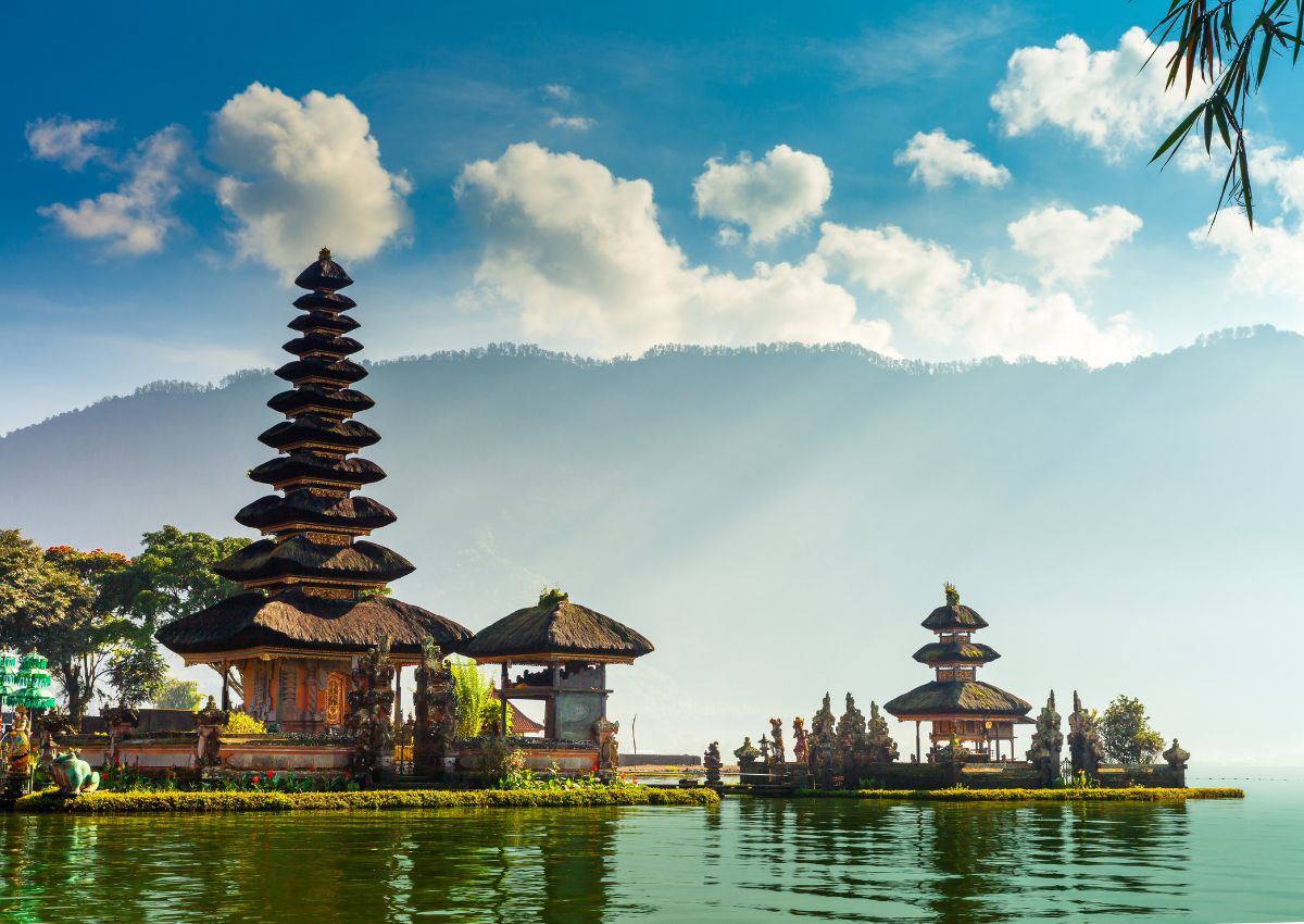 Vistas al lago Bratan con el templo UlunDanu en Bali, Indonesia