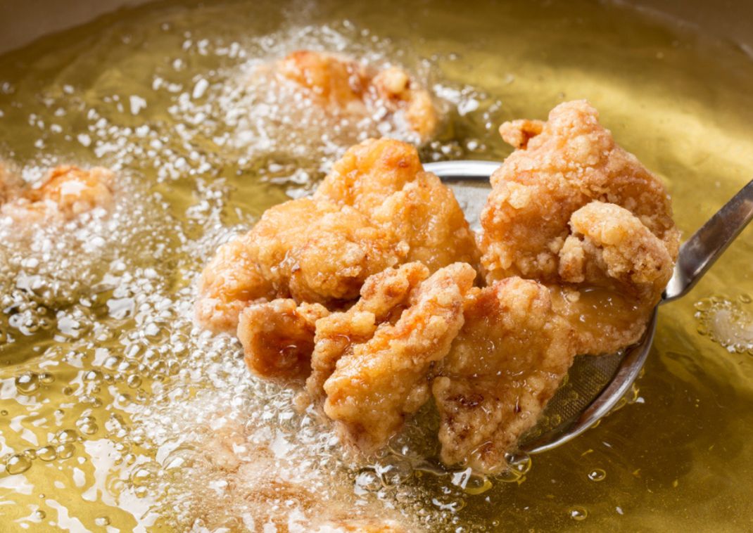 Elaboración del pollo karaage japonés frito