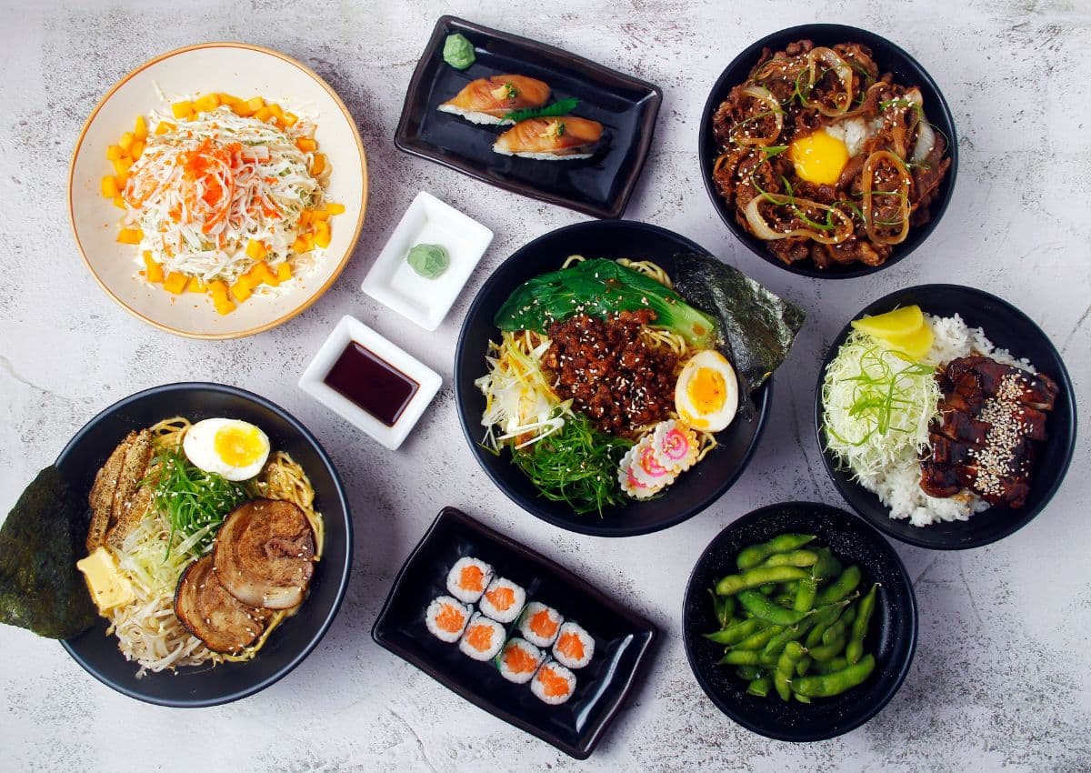 Comida japonesa variada recién preparada