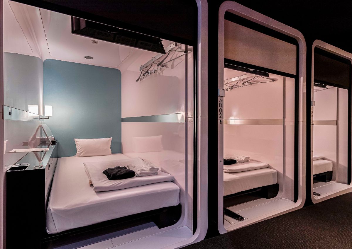 Camas en un hotel cápsula en Japón