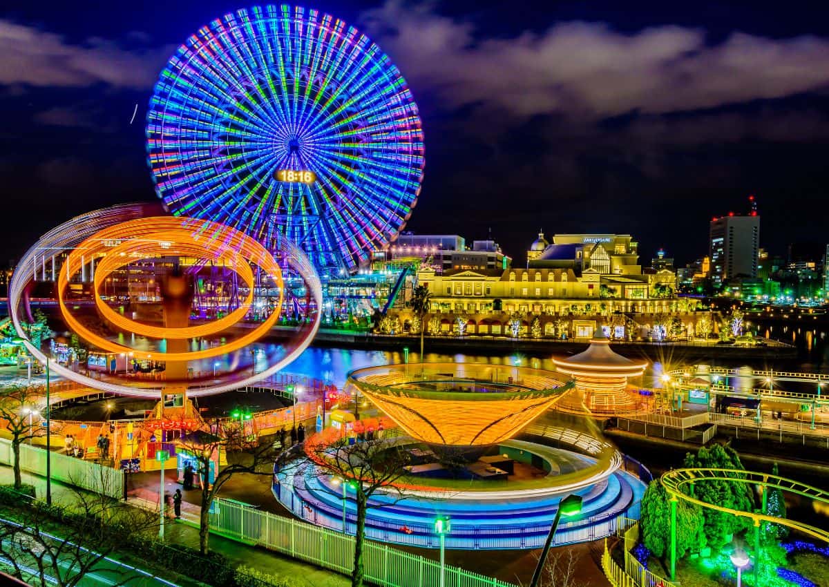 Cosmo World en Yokohama por la noche, Japón