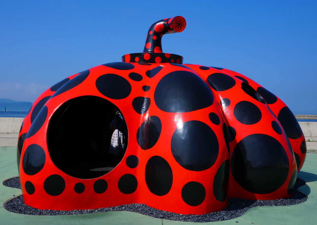 Arte de puntos en la isla de Naoshima, Shinkoku, Japón