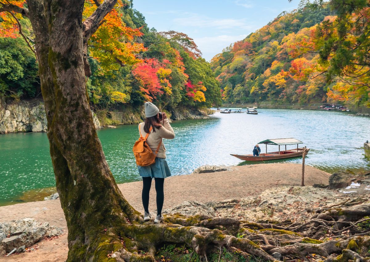 Viajero contemplando Arashiyama en otoño, Kioto, Japón