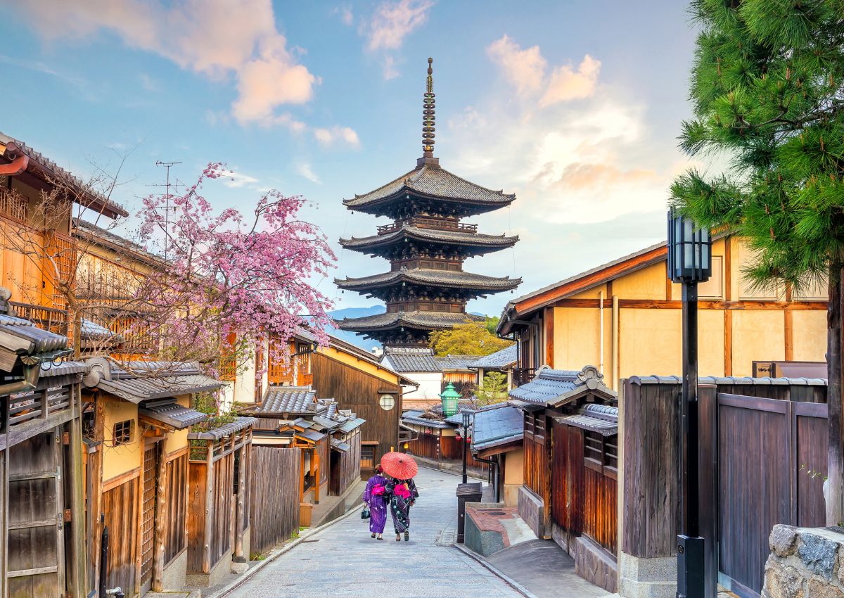 Pareja paseando por el barrio de Higashiyama, Kioto, Japón
