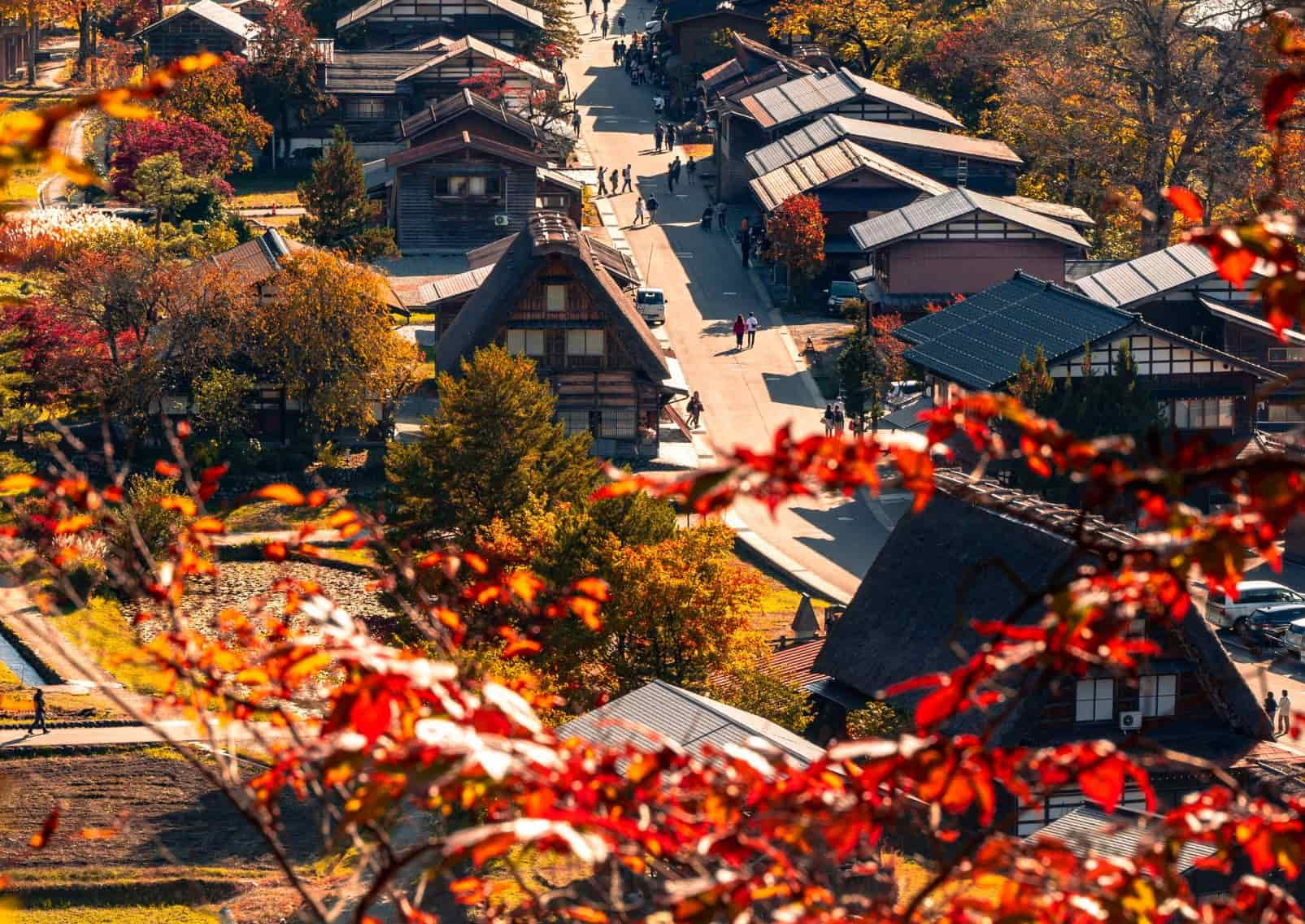 La antigua aldea de Shirakawa bajo un paisaje otoñal