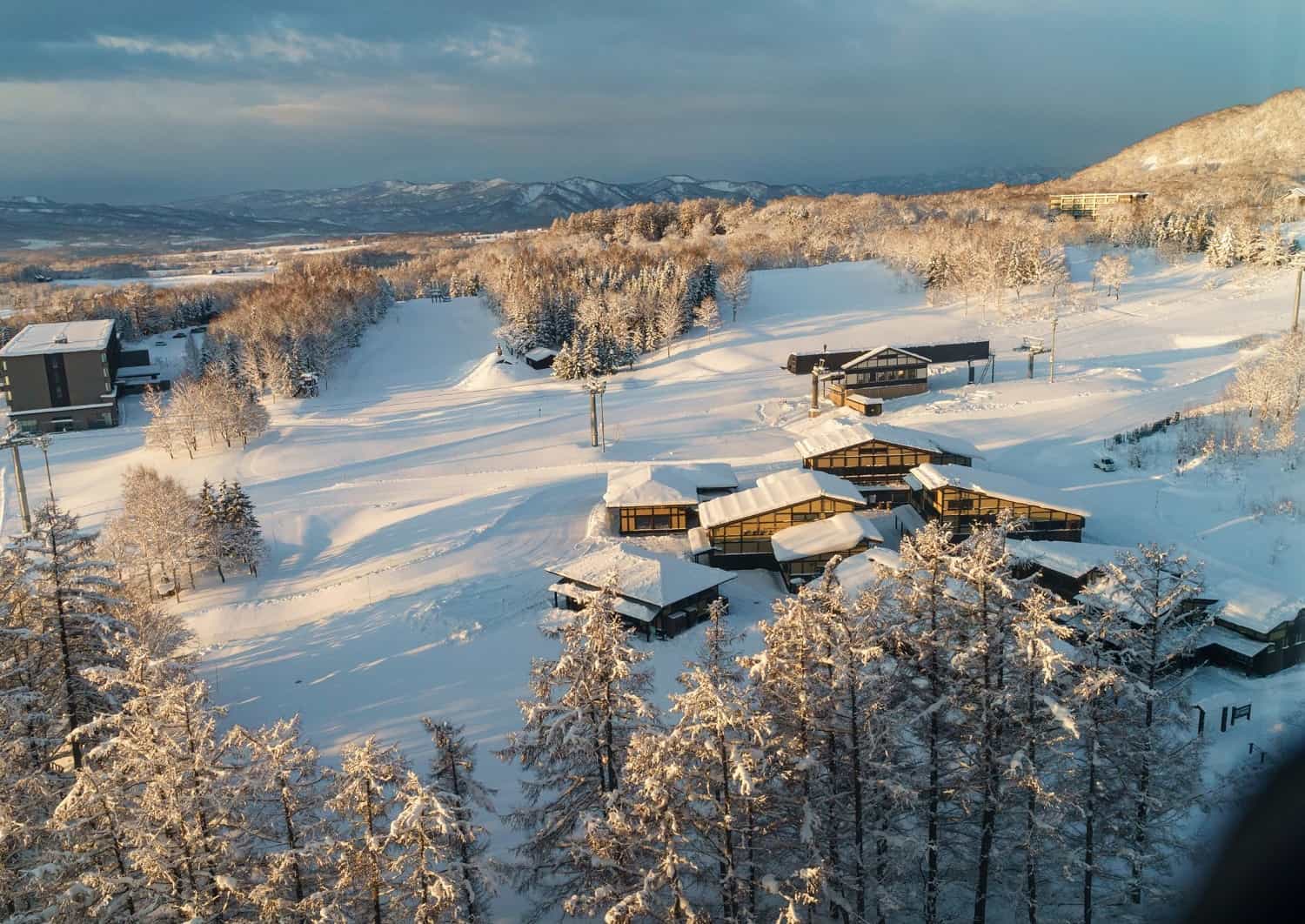 Vista de los hoteles en la montaña de Niseko